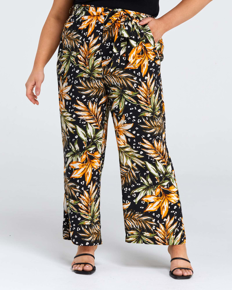 Front of a model wearing a size 4X La Palma Pant in Print by Estelle. | dia_product_style_image_id:264401